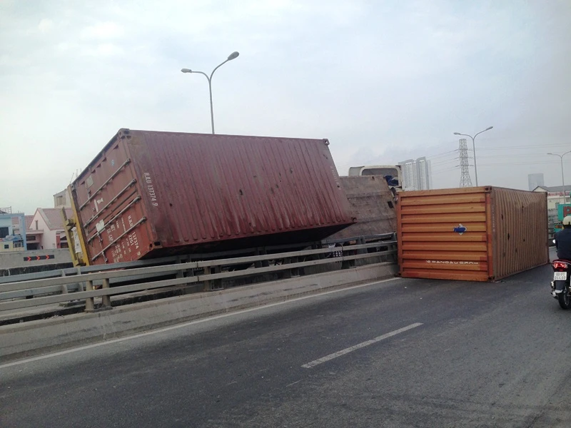 Người dân hốt hoảng vì container rơi khỏi xe, chắn ngang đường ảnh 2 Người dân hốt hoảng vì container rơi khỏi xe, chắn ngang đường ảnh 2